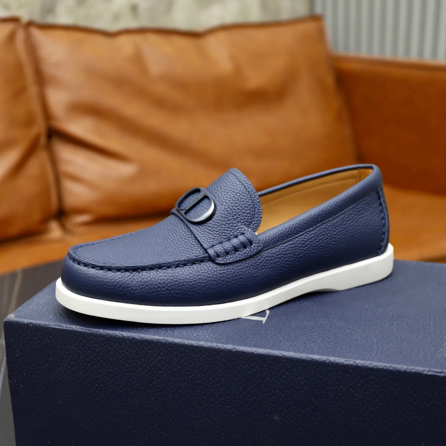 Ex-factory price: 540🙅‍♂️🙅‍♂️🙅‍♂️ Brand: Dior DIOR Standard code: Men's code 38/44 (45 can be customized) Grade: Same as the official website Material: Original cowhide stitching, cowhide lining, original TPU wear-resistant soft outsole Style categories: Leisure and sports version, footwear for driving, young fashion, European and American trends, British style Color: actual picture color